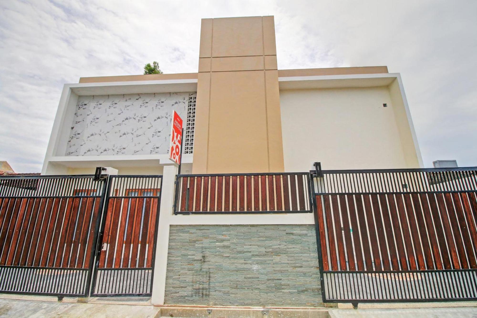 Oyo 90820 Madania Guesthouse Syariah Mataram Buitenkant foto